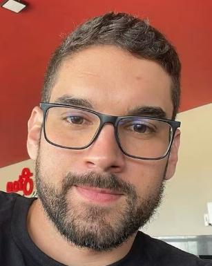 <em>Andrés Esteban S.</em>